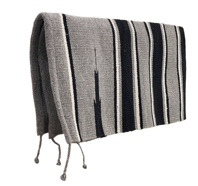 TAPIS EN TISSU NAVAJO AVEC EMPIÈCEMENTS EN CUIR LAKOTA TAPIS EN TISSU NAVAJO AVEC EMPIÈCEMENTS EN CUIR LAKOTA